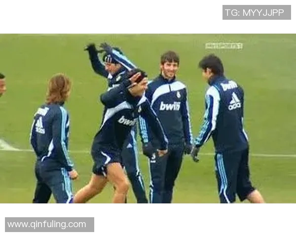 足球明星与摄影师的默契瞬间揭示了背后的故事与情感