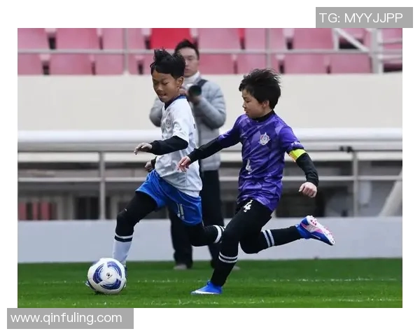 足球明星亲临现场观看儿子踢球的温馨瞬间与感人时刻分享 足球明星亲临现场观看儿子踢球的温馨瞬间与感人时刻分享