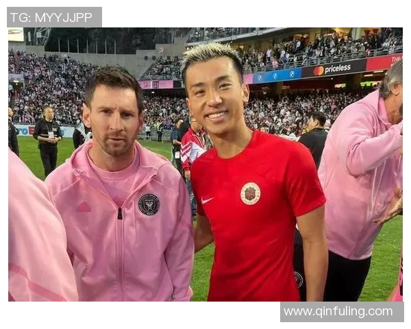 足球明星被热情球迷亲吻瞬间曝光引发热议与讨论 足球明星被热情球迷亲吻瞬间曝光引发热议与讨论